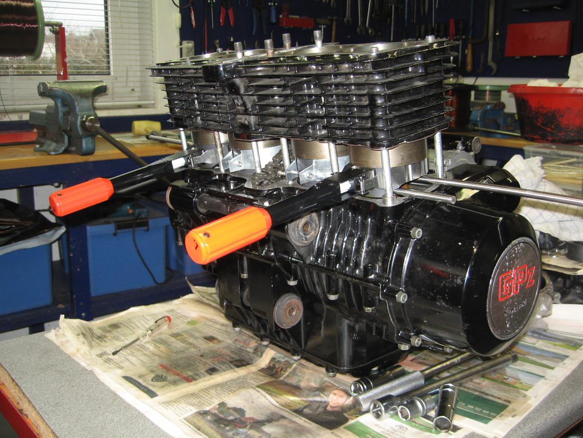 Kawasaki - GPZ 1100 - GPZ1100 UT - 1260  - motor -  tuning - vinterprojekt - projekt - Cylinderen skubbes meget forsigtigt ned over stempelringene. billede 40