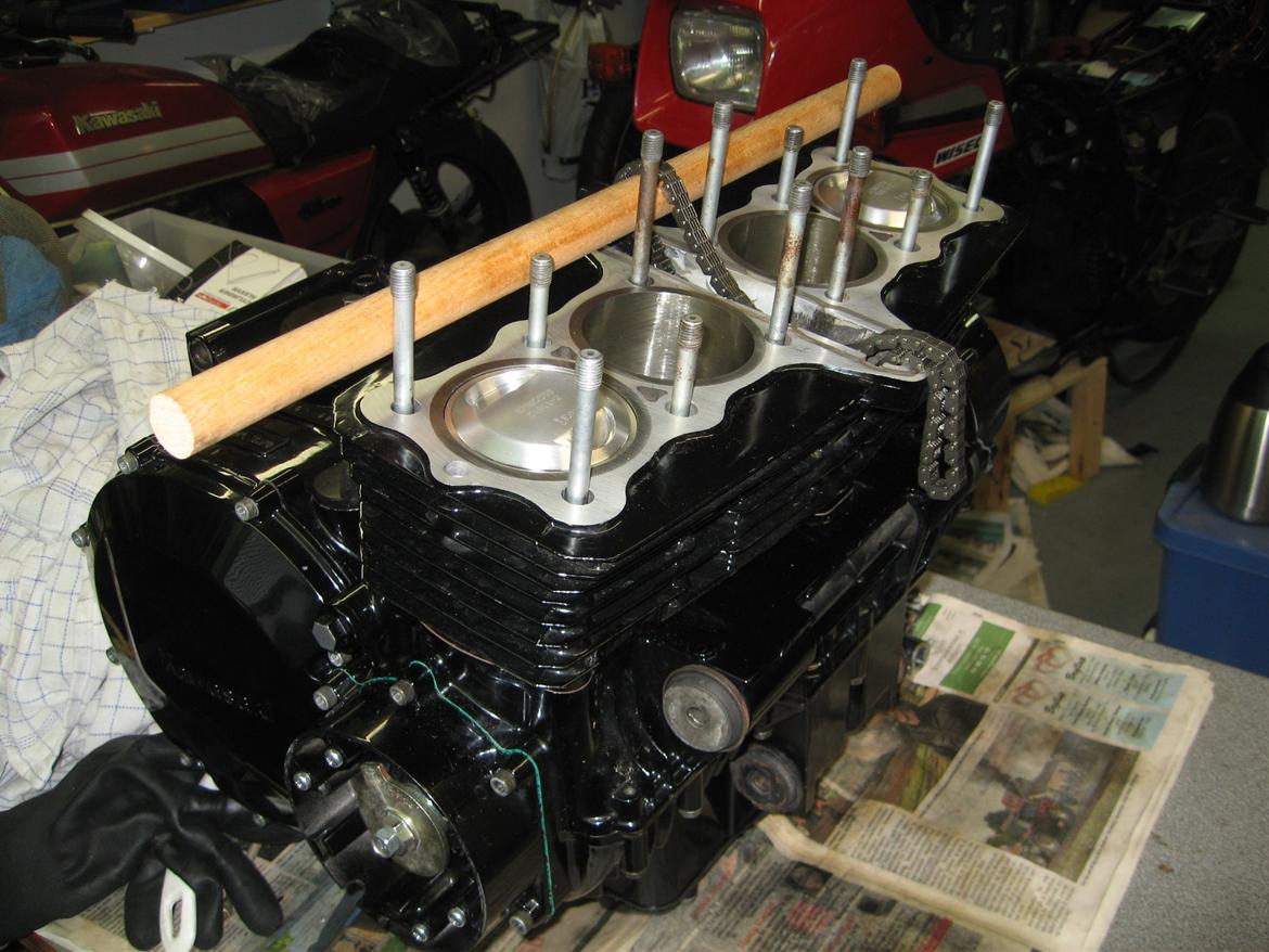 Kawasaki - GPZ 1100 - GPZ1100 UT - 1260  - motor -  tuning - vinterprojekt - projekt - Så er cylinderen nede på plads. billede 41