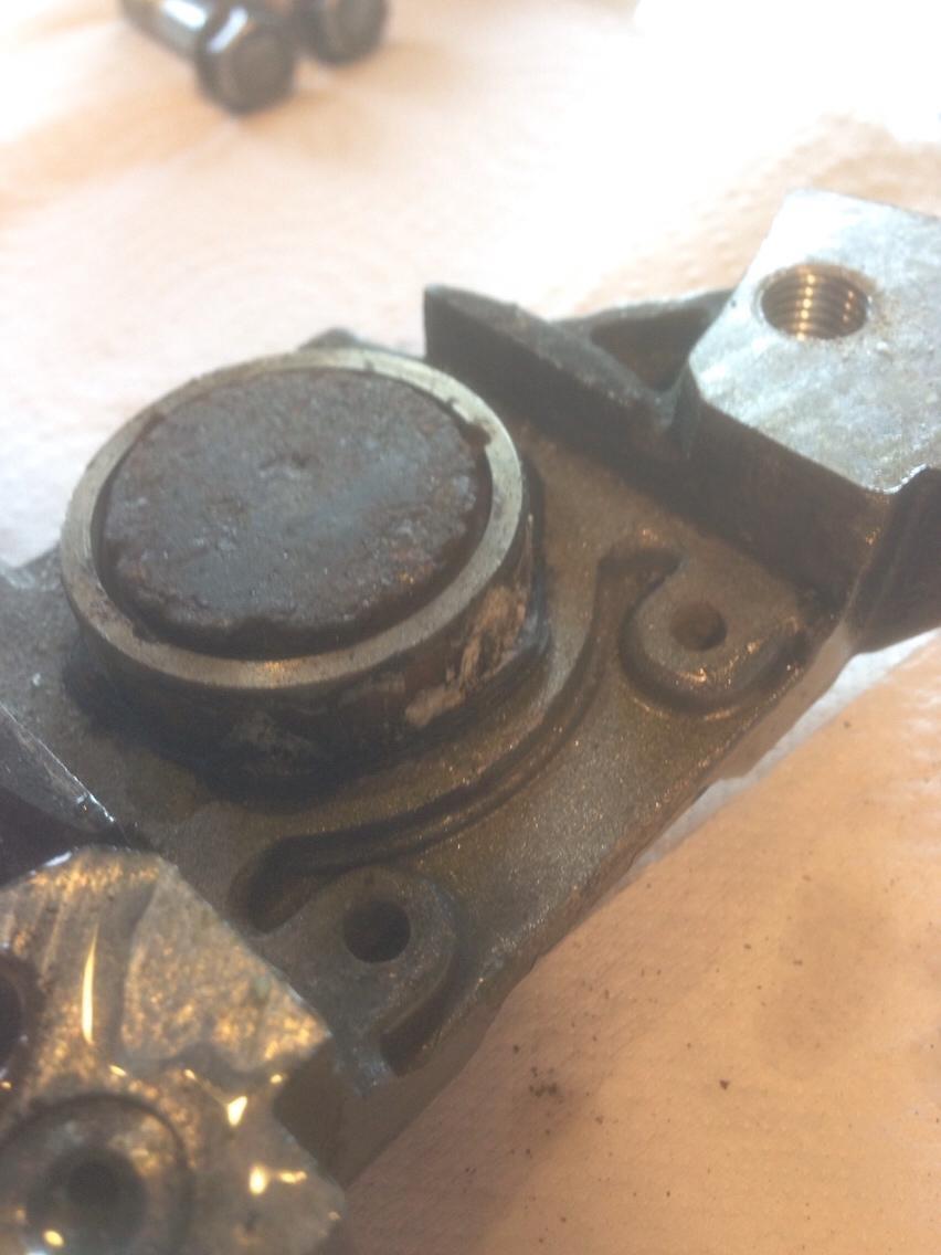 Reparation af bremsekaliber - Så er kaliberen taget af cyklen, og skildt ad. Puha det ser grimt med skidt og pakning ud over det hele. billede 1
