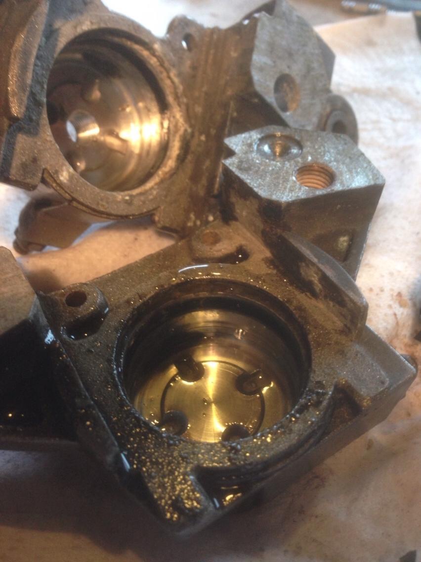 Reparation af bremsekaliber - Her kan man se skidt i bunden, som er gået igennem pakningerne og ned i det hydrauliske system. Not good. billede 5