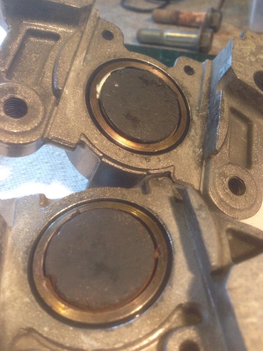 Reparation af bremsekaliber - Stempler på plads. smurte lidt DOT 4 hydraulik olie på stemplerne - så gled de nemt på plads. billede 18