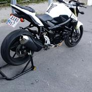 suzuki GSR 750 fra 11