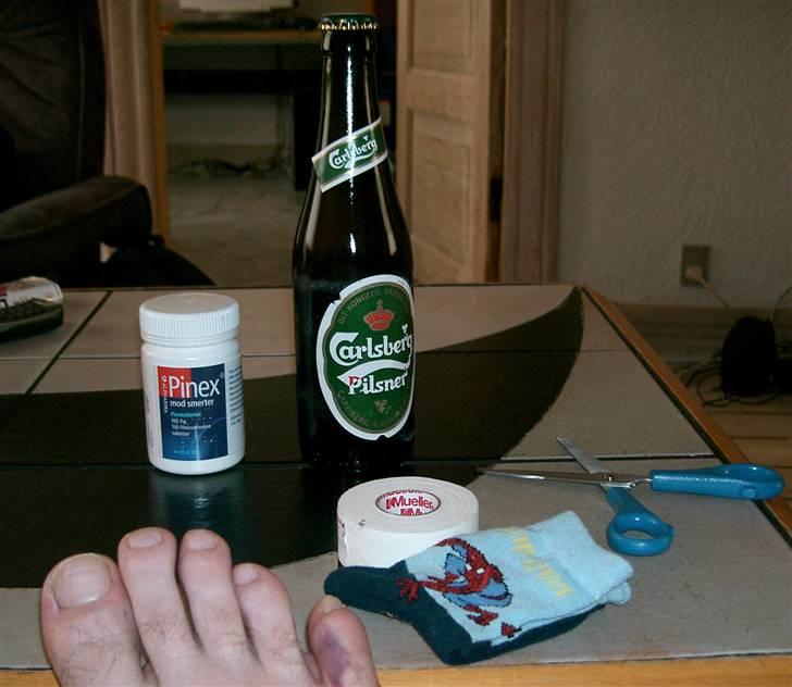 Sådan fixer man en brækket tå.. - Ingredienser:
1 øl
2 hovedpine piller.
1 rulle sportstape
Saks
1 spiderman strømpe str. 3-5år billede 1
