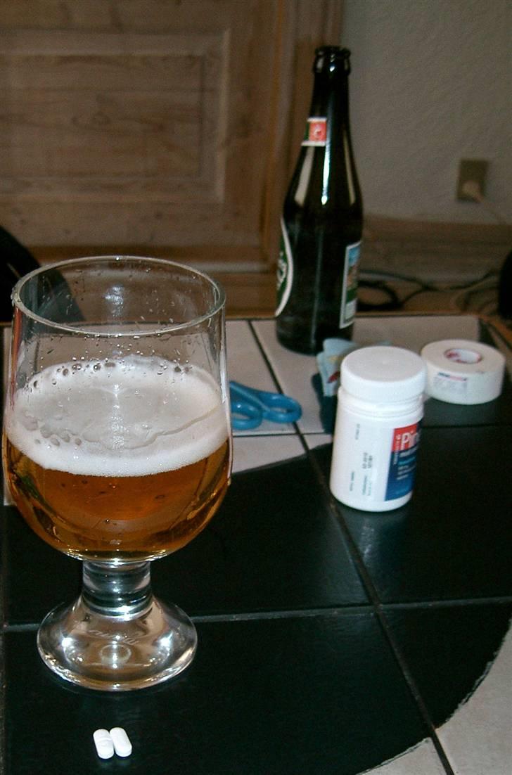 Sådan fixer man en brækket tå.. - Spis 2 hovedpine piller, og skyl ned med en øl, og vent 30 min
(kan springes over hvis man skal ud og køre, eller på arbejde) billede 2