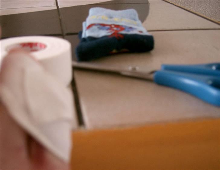 Sådan fixer man en brækket tå.. - Like that.. billede 5