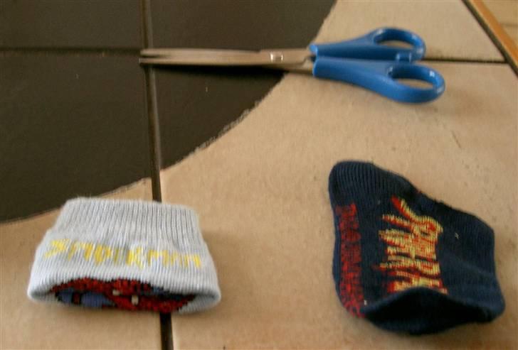 Sådan fixer man en brækket tå.. - Klip spiderman strømpen istykker billede 6