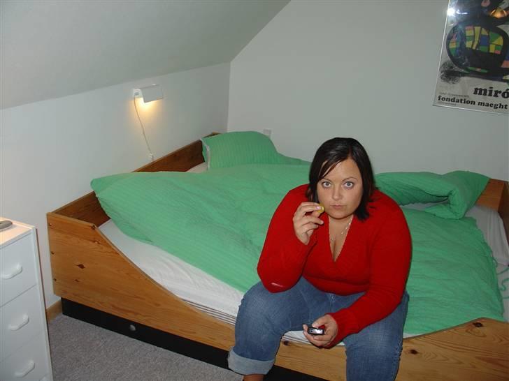 Limfjorden rundt 2007 - Trine spiser matadormix.... Godt det er mig der tager billeder.. hihi billede 11
