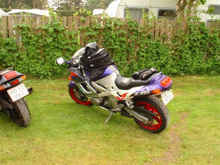 Limfjorden rundt 2007 - ... og cyklerne er våde.. de har stået ude i regn og dis... SNØFT.. hele natten billede 13