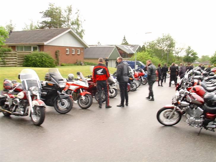 Limfjorden rundt 2007 - Så mødes vi alle.. ca. 64 cykler... billede 16