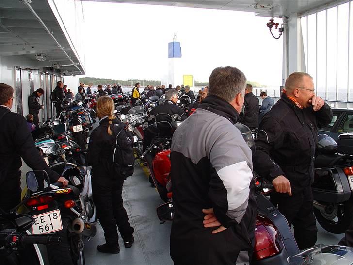 Limfjorden rundt 2007 - Det var så åbenbart den store færge, hvor der var plads til at hoppe af cyklerne, og hvor vi ikke skulle bekymre os over, at de måske kunne vælte... HM.... billede 40
