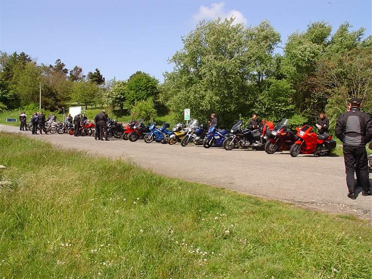 Limfjorden rundt 2007 - Selvom det ser idyllisk og hyggeligt ud.. så blæser det en halv pelikan.. men sjovt nok, kun når vi holder pauser... Det er ikke slemt mens vi kører billede 53