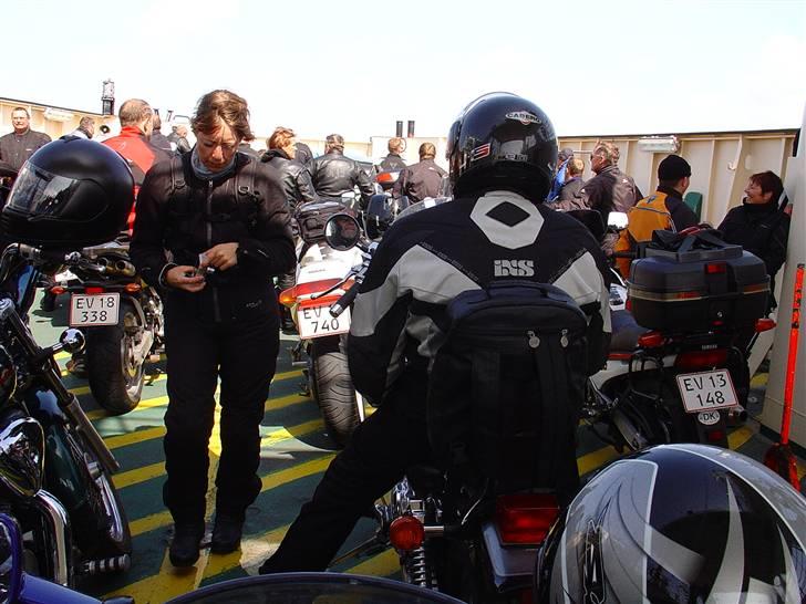 Limfjorden rundt 2007 - En færge mere... tror det var her, at vi måtte rykke lidt sammen, og så alligevel var der ikke plads til alle.... Men vi væltede heller ikke her... billede 55