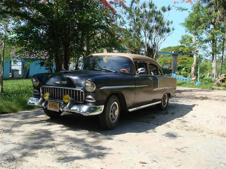 Var en tur på Cuba - Der er mange gamle US-slæder på Cuba.
Dog svinger standen noget, da de ikke har kunnet få reservedele siden 1959 (ikke oficielt ihvertfald)

Mange af bilerne har fået skiftet motor fra en lækker V8, til en riiimelig kedelig 4-cylindret, russisk-bygget Fiat-motor - og så er det diesel :-( billede 3