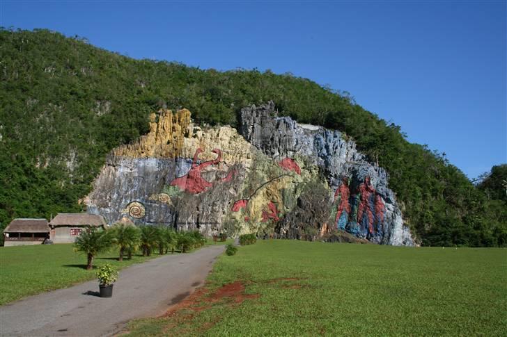 Var en tur på Cuba - Et kæmpe nationalt maleri, lavet på ordre af Castro.
Viser evolutionen fra vand - over reptiler - til aber og til sidst selvfølgelig det socialistiske menneske. billede 18