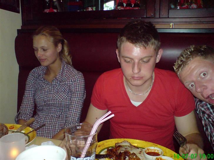 Gokart tur med Silkeborg gruppen Onsdag 18-07-07 - Hehe ja det er godt Max hvis de ikke selv vil smile så må du lige ind over :) billede 2