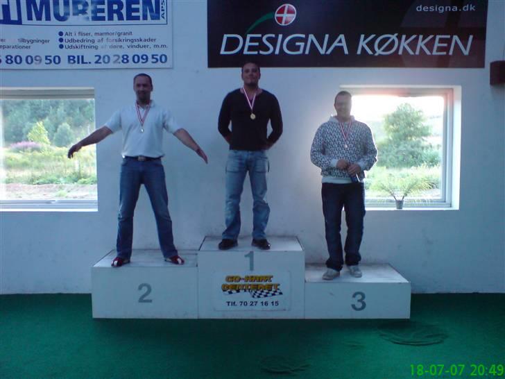 Gokart tur med Silkeborg gruppen Onsdag 18-07-07 - Tillykke til dem der fik medalje :) 

1: Mads - kørte ikke ligefrem som en gentleman, men ja
2: Per "som åbenbart er helt oppe og flyve" - han havde lidt bedre tid en mig på omgangen
3: Jesper - kørte fuld ud som en gentleman og måtte derfor nøjes med 3 pladsen :) billede 22
