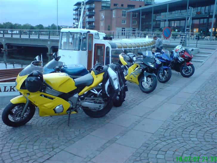 Gokart tur med Silkeborg gruppen Onsdag 18-07-07 - Fanme utroligt sådan en flok børn ikke kan holde ens så man kunne få et ordentligt billede :) billede 48
