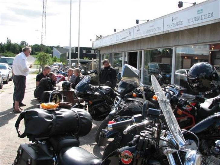 Bornholm - HOV, det var altså slutbilledet. Vi var lige omkring Ry-MC og ønske Peter tillykke med fødselsdagen inden vi kørte hjem til Voel. billede 2