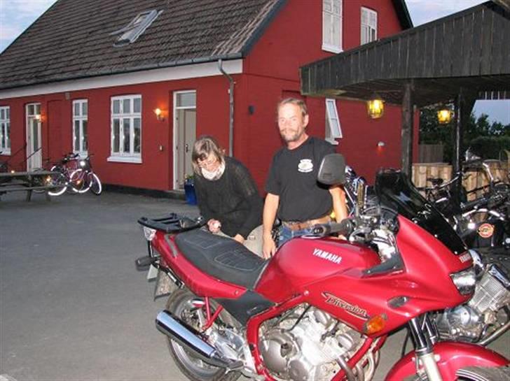 Bornholm - Så er vi nået til Bornholm og til Rosengården, vandrehjemmet hvor vi skulle bo. Tove skulle lige have smurt kæden inden vi kunne komme i seng. billede 5