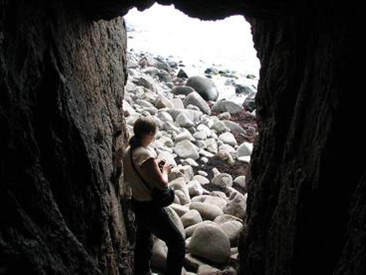 Bornholm - Tove inde i Jon´s kapel. Mogens var hver gang hurtig til at gå op igen for at finde kaffekanden frem. billede 14