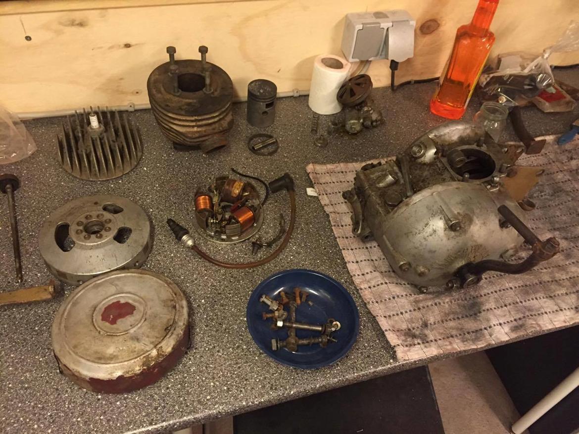 Husqvarna 118cc "Rödmyra"  - Delene er lagt ud på bordet, for at få et overblik. billede 16