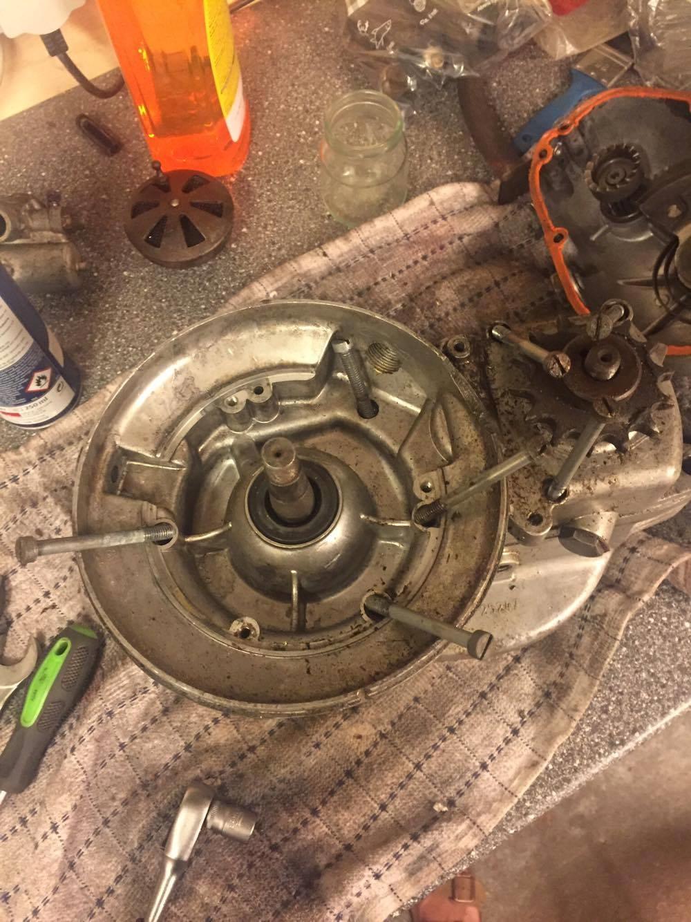 Husqvarna 118cc "Rödmyra"  - Højreside af motorblokken. billede 31