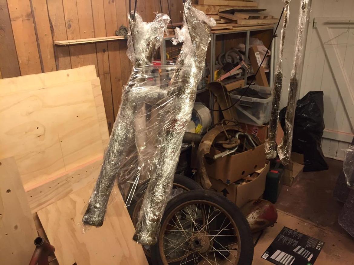 Husqvarna 118cc "Rödmyra"  - Forgaffelen er smurt ind i paint remover og derefter husholdningsfilm. Nu skal vi bare venter 2 timer. billede 61