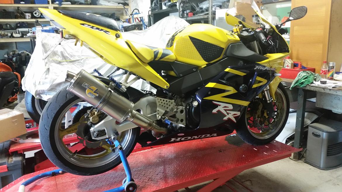 Motor / gearkasse skift af CBR 929 / 954 - Cyklen er klar til at blive pillet fra hinanden billede 1