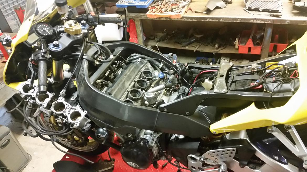 Motor / gearkasse skift af CBR 929 / 954 - Af med indsprøjtningsanlæg, og generatordæksel på venstre side af motor, samt alle kølerslanger og elektriske stik. billede 3