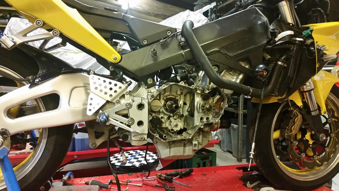 Motor / gearkasse skift af CBR 929 / 954 - .. og koblingsskål (Brug trykluftnøgle). Bundkar og olietrakt tages også af. billede 5