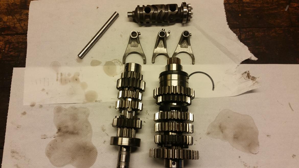 Motor / gearkasse skift af CBR 929 / 954 - Den nye gearkasse er smurt i olie og samlet. Klar til montering. billede 23