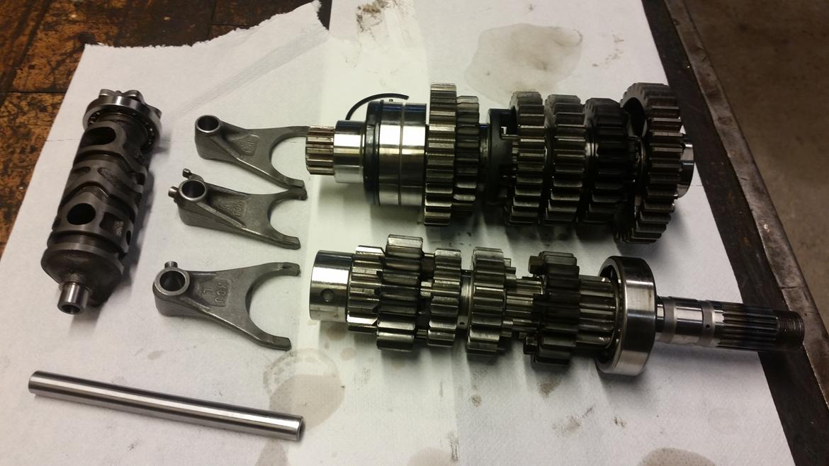 Motor / gearkasse skift af CBR 929 / 954 - Den nye gearkasse er smurt i olie og samlet. Klar til montering. billede 22