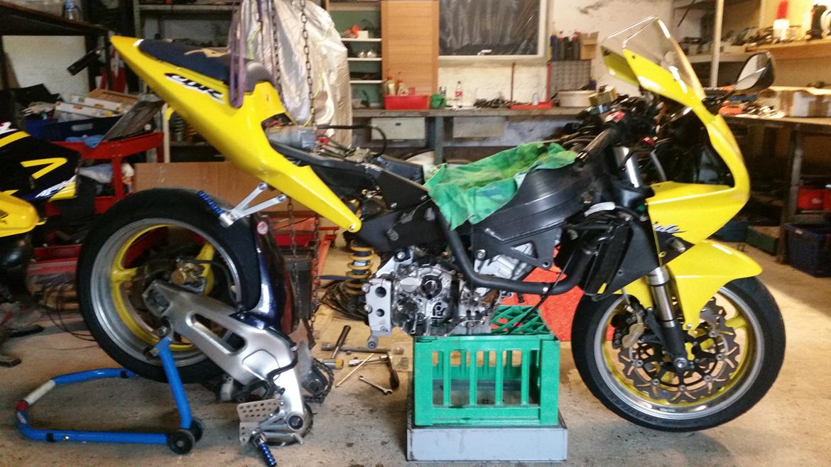 Motor / gearkasse skift af CBR 929 / 954 - Cyklen løftes oven på en mælkekasse så den hviler på motor. Bagsvinger afmonteres, samt kødben under støddæmper. billede 6