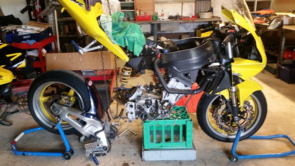 Motor / gearkasse skift af CBR 929 / 954 - Understel/bag-motorophæng afmonteres, og alle bolte til motor løsnes og pilles af.  billede 7