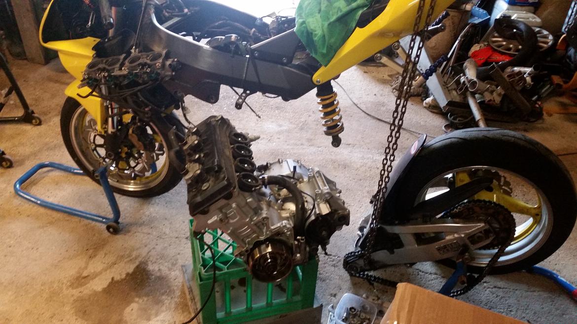 Motor / gearkasse skift af CBR 929 / 954 - Så er den fri, og cyklen er faktisk delt i 2 dele. billede 9