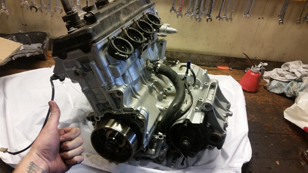 Motor / gearkasse skift af CBR 929 / 954 - Alle de værste ting er pillet af motoren, så man kan faktisk gå i gang med at pille den fra hinanden med det samme billede 10