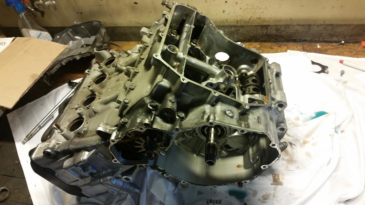 Motor / gearkasse skift af CBR 929 / 954 - Efter boltene er pillet af på motorens øverste del, vendes den om på hovedet. billede 12