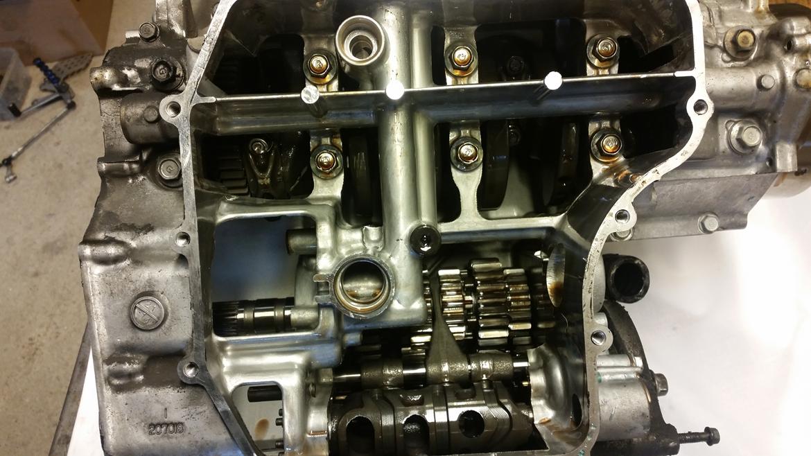 Motor / gearkasse skift af CBR 929 / 954 - Her kan vi kigge ned til gearkassen billede 13