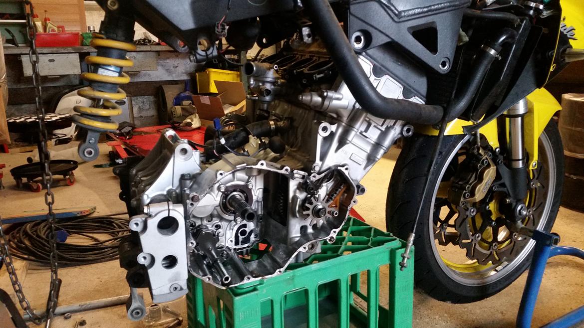 Motor / gearkasse skift af CBR 929 / 954 - Cyklen løftes op med taljen, og væk fra motor billede 8