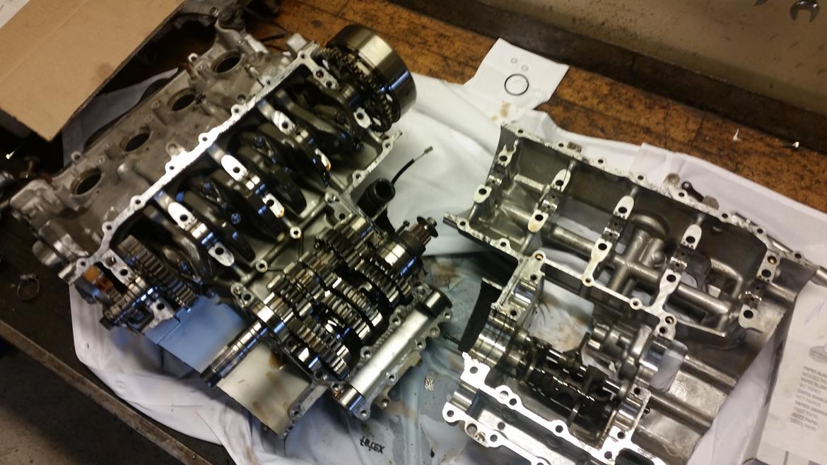 Motor / gearkasse skift af CBR 929 / 954 - Når alle bolte er pille af, kan motoren forsigtigt slås fra hinanden med en gummihammer. billede 15