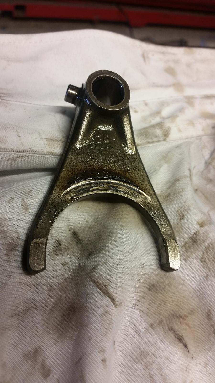 Motor / gearkasse skift af CBR 929 / 954 - Skiftegaffel brændt godt af til 4 gear. (Det er den højre skiftegaffel) billede 20