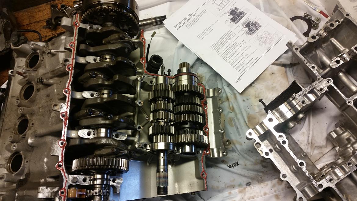 Motor / gearkasse skift af CBR 929 / 954 - Rengjort blok for gammel pakning, og gearkasse er monteret. billede 24
