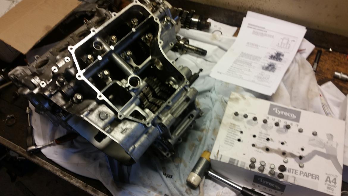 Motor / gearkasse skift af CBR 929 / 954 - Nederste del af blokken er monteret. Husk at kig i manuel og undersøg ved hvilke Nm de forskellige bolte skal spændes. billede 25