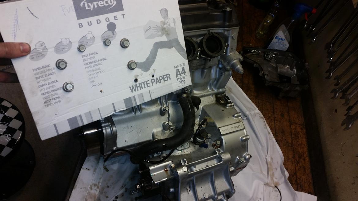 Motor / gearkasse skift af CBR 929 / 954 - Husk også Nm for boltene på oversiden billede 27