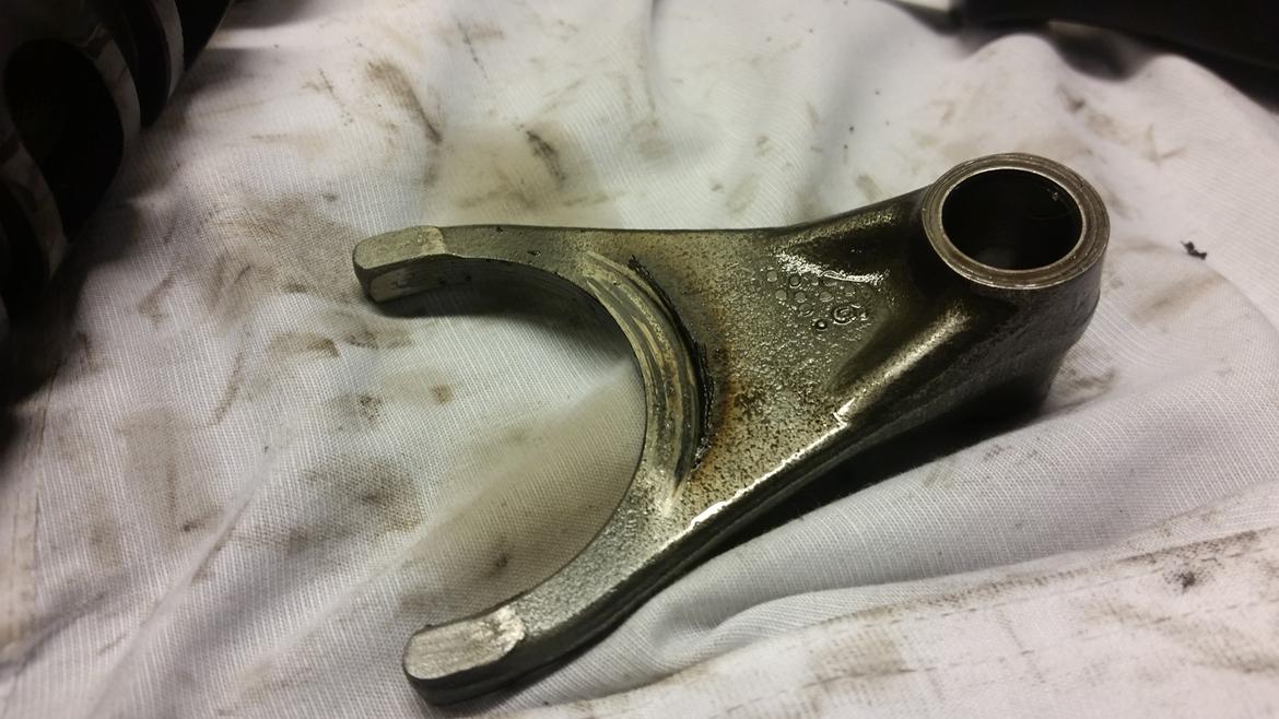 Motor / gearkasse skift af CBR 929 / 954 - Skiftegaffel brændt godt af til 4 gear. (Det er den højre skiftegaffel) billede 21