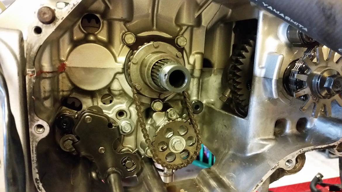 Motor / gearkasse skift af CBR 929 / 954 - Gearskift, og oliepumpe monteret. billede 32