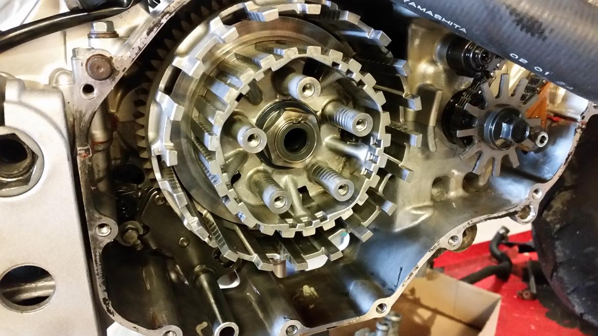 Motor / gearkasse skift af CBR 929 / 954 - Koblingsskål monteret. Husk ny møtrik i midten. Den gamle kan med alt sandsynlighed ikke genbruges. billede 33