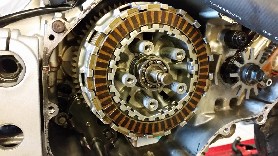 Motor / gearkasse skift af CBR 929 / 954 - Koblingsplader monteret. Den yderste friktionsplade skal monteres "forskudt" af de andre som vist på billedet billede 34