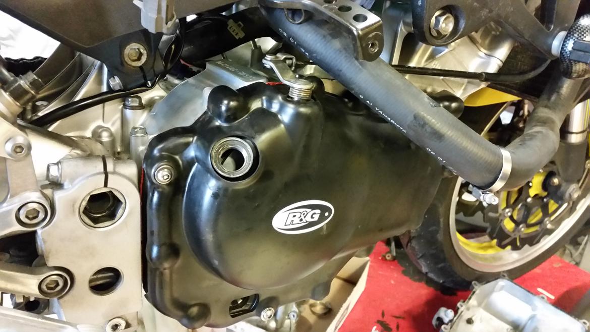 Motor / gearkasse skift af CBR 929 / 954 - Flydende pakning på de rensede overflader og på med dæksel. Jeg har så også monteret R&G protectors på min. billede 35