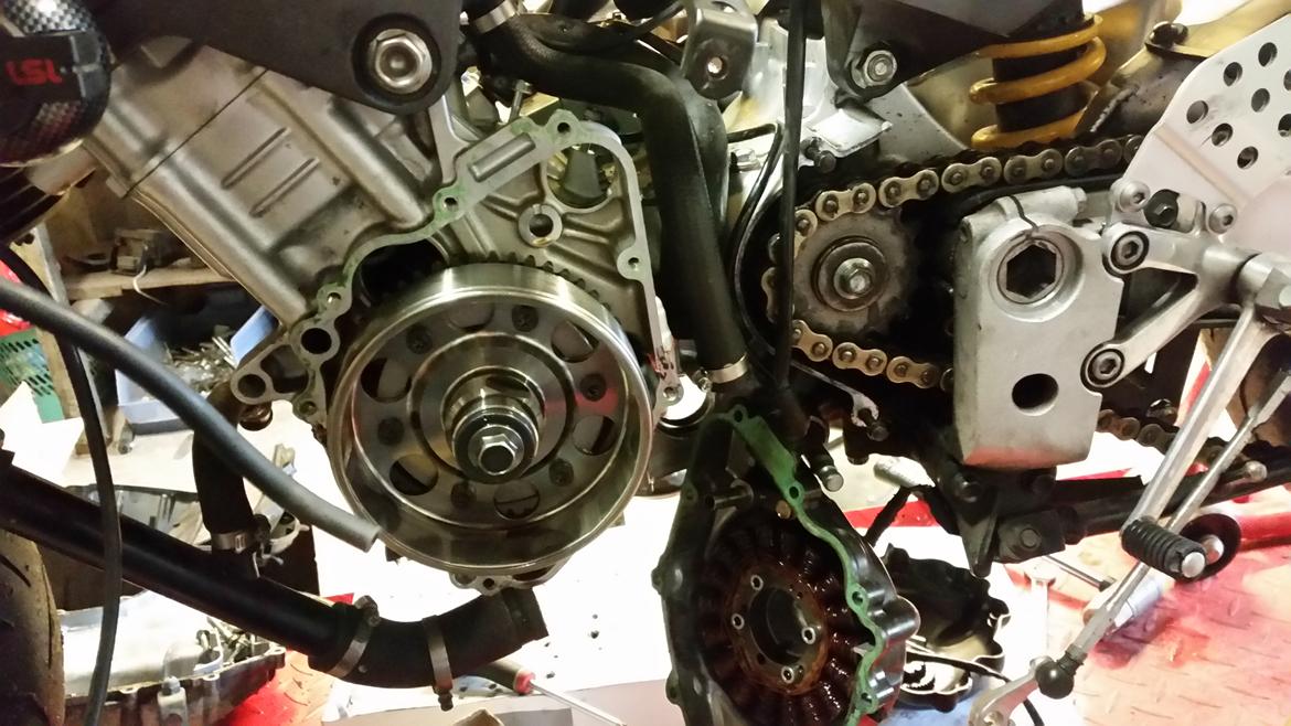 Motor / gearkasse skift af CBR 929 / 954 - Samme fremgangssmåde på venstre side. Rens gammel pakning af og sæt ny på. På med starter-tandhjul og starter. Og på med dæksel. billede 36